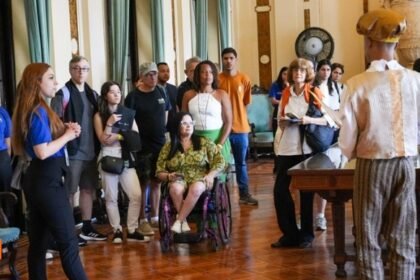 Palácio Tiradentes celebra 99 anos com visita teatralizada e reforça papel cultural da Alerj sob liderança de Rodrigo Bacellar