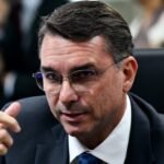 Flávio Bolsonaro lidera aprovação de projeto que legaliza armas e armadilhas contra invasão de domicílio