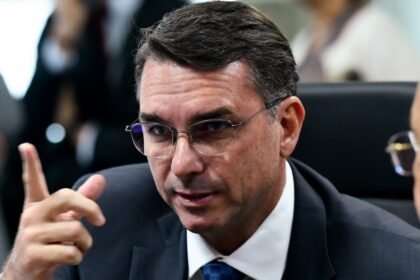 Flávio Bolsonaro lidera aprovação de projeto que legaliza armas e armadilhas contra invasão de domicílio