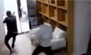 Quando o governo se omite, a vítima reage: assalto a escritório em Fortaleza acaba com ladrão baleado; veja vídeo