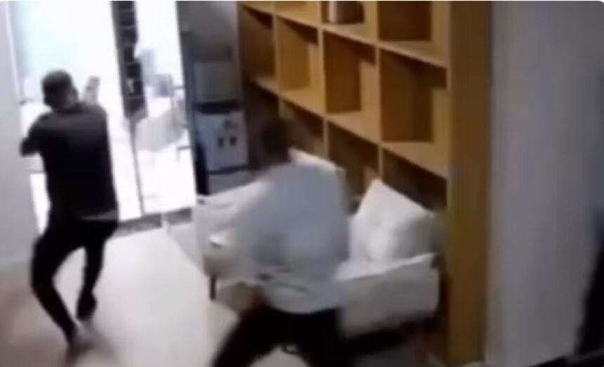 Quando o governo se omite, a vítima reage: assalto a escritório em Fortaleza acaba com ladrão baleado; veja vídeo
