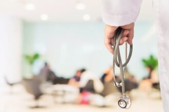 Profissionais que atuam em instituições de saúde deverão apresentar certidão negativa de antecedentes criminais na contratação