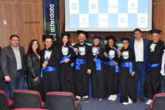 Mais de 200 alunos celebram formatura em cursos profissionais da Faetec Teresópolis