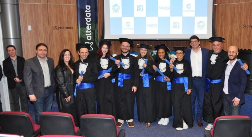 Mais de 200 alunos celebram formatura em cursos profissionais da Faetec Teresópolis