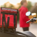 Lei que proíbe venda de bolsas de delivery é sancionada no RJ