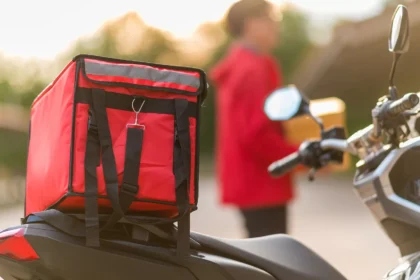 Lei que proíbe venda de bolsas de delivery é sancionada no RJ