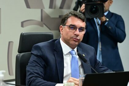 Senado acelera combate ao crime com projetos liderados por Flávio Bolsonaro