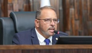 Guilherme Delaroli promulga 23 leis na presidência em exercício da Alerj