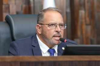 Guilherme Delaroli promulga 23 leis na presidência em exercício da Alerj