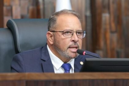 Guilherme Delaroli promulga 23 leis na presidência em exercício da Alerj