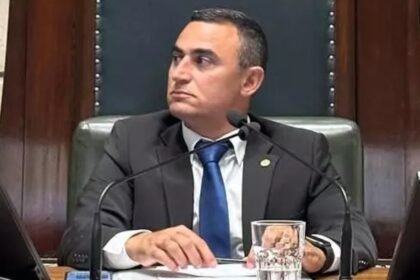 William Coelho é empurrado para escanteio enquanto Cozzolinos e Ronald Ázaro avançam pelo controle do DC Fluminense
