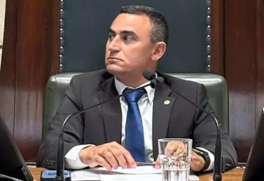 William Coelho é empurrado para escanteio enquanto Cozzolinos e Ronald Ázaro avançam pelo controle do DC Fluminense