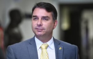 Flávio Bolsonaro é eleito o melhor senador de 2025