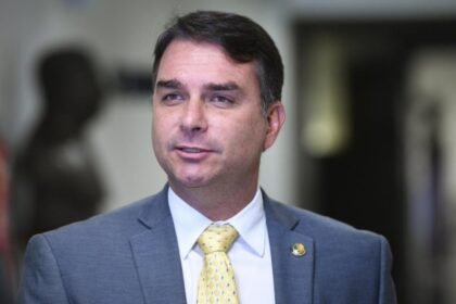 Flávio Bolsonaro é eleito o melhor senador de 2025
