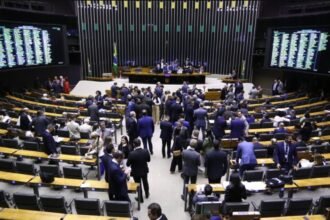 Oposição propõe isenção de IR até R$ 10 mil e pressiona governo por austeridade