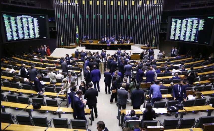 Oposição propõe isenção de IR até R$ 10 mil e pressiona governo por austeridade