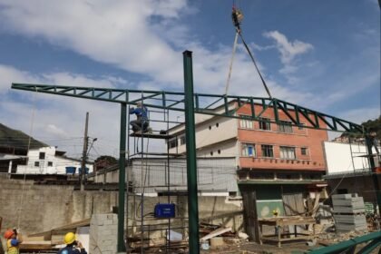 Teresópolis: prefeito Leonardo Vasconcellos transforma escola em referência educacional