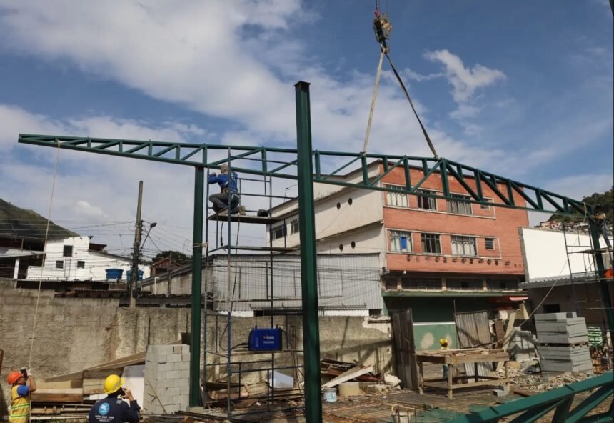 Teresópolis: prefeito Leonardo Vasconcellos transforma escola em referência educacional