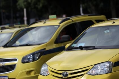 Táxis no Rio cobram caro, oferecem pouco — e fiscalização deixa a desejar