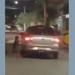 Cena de cão abandonado que tenta voltar para carro aos pulos choca população e reacende debate sobre impunidade; veja vídeo