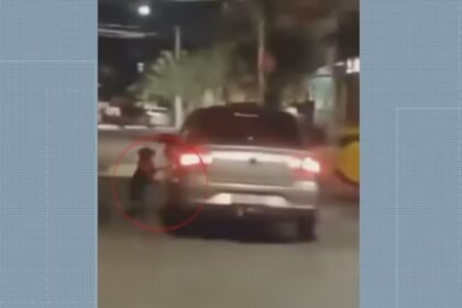 Cena de cão abandonado que tenta voltar para carro aos pulos choca população e reacende debate sobre impunidade; veja vídeo