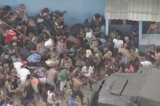 Multidão ignora Caveirão para saquear carga roubada na Pedreira enquanto PM age com equilíbrio para preservar vidas
