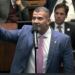 Deputado exibe vídeo de esquartejamento na Alerj ao criticar quem defende criminoso