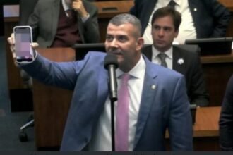Deputado exibe vídeo de esquartejamento na Alerj ao criticar quem defende criminoso