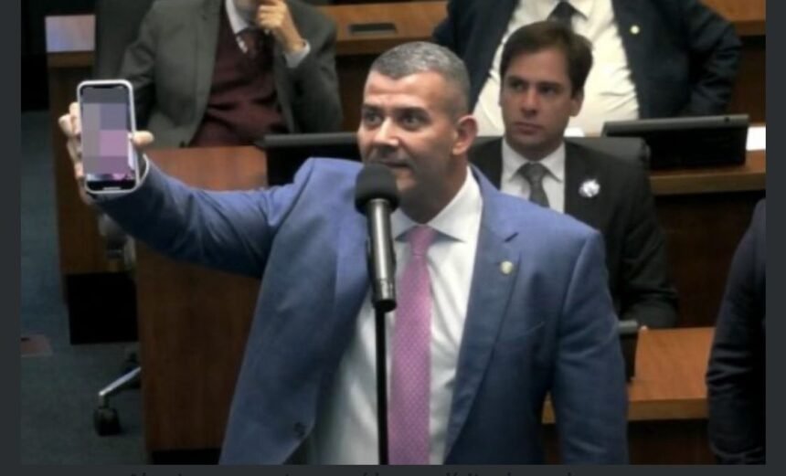 Deputado exibe vídeo de esquartejamento na Alerj ao criticar quem defende criminoso