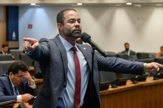 Clima de guerra no plenário: deputados do PL acusam esquerda de hipocrisia em debate sobre Polícia Civil