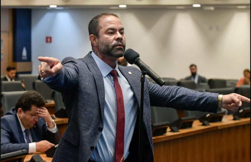 Clima de guerra no plenário: deputados do PL acusam esquerda de hipocrisia em debate sobre Polícia Civil
