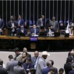 Vitória da democracia: Câmara aprova PEC das Prerrogativas e impõe derrota ao governo