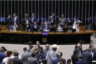 Vitória da democracia: Câmara aprova PEC das Prerrogativas e impõe derrota ao governo