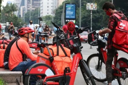 Alerj avança em defesa dos entregadores: projeto de lei que garante infraestrutura mínima é liberado para votação