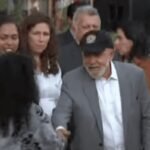 Lula cumprimenta mulher acusada de ligação com o PCC em evento oficial