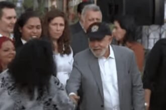 Lula cumprimenta mulher acusada de ligação com o PCC em evento oficial