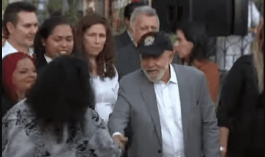 Lula cumprimenta mulher acusada de ligação com o PCC em evento oficial