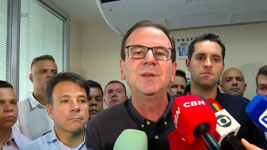 Base de Paes amontoada durante a coletiva de imprensa. Foto: Reprodução/RJ1