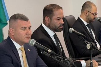 Deputado Poubel confronta empresário preso que teria debochado de parlamentares em CP