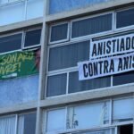 Deputado Thiago Gagliasso pendura faixas em Copacabana contrárias à manifestação e dispara contra o irmão: ‘Podia ser sua mãe lá, Bruno!