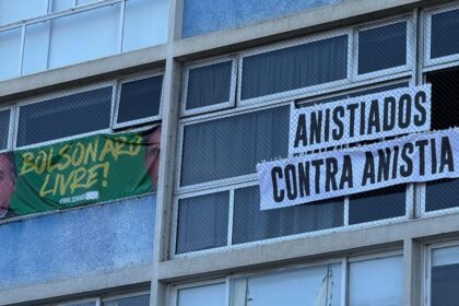 Deputado Thiago Gagliasso pendura faixas em Copacabana contrárias à manifestação e dispara contra o irmão: ‘Podia ser sua mãe lá, Bruno!