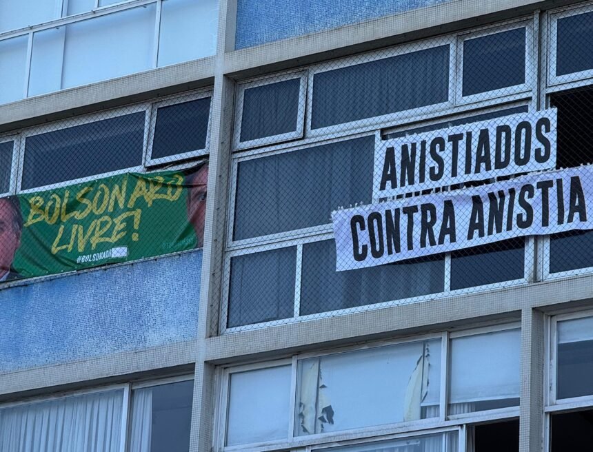 Deputado Thiago Gagliasso pendura faixas em Copacabana contrárias à manifestação e dispara contra o irmão: ‘Podia ser sua mãe lá, Bruno!