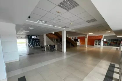 O prédio que vai receber o futuro Super Centro de Saúde de Campo Grande: instalação da unidade de saúde ganhou, nesta terça (9), o reforço de R$ 50 milhões doados pela Câmara do Rio - Foto: Reprodução de sites imobiliários