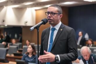 Deputado Douglas Gomes pede investigação sobre uso de contas falsas em apps de moto