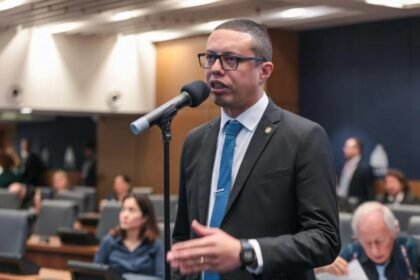 Deputado Douglas Gomes pede investigação sobre uso de contas falsas em apps de moto
