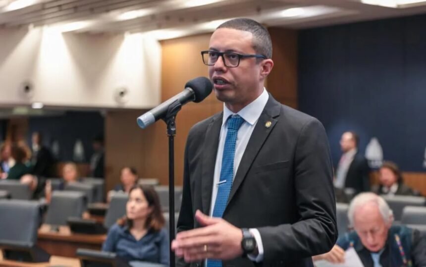 Deputado Douglas Gomes pede investigação sobre uso de contas falsas em apps de moto