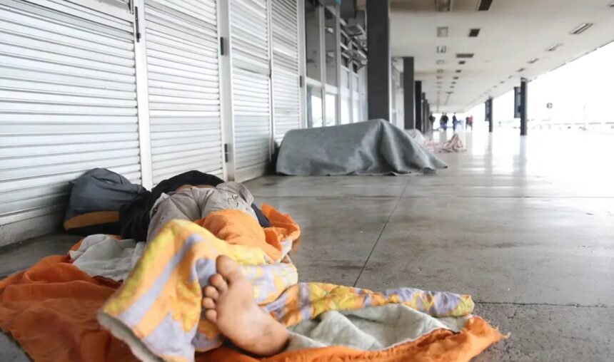 Brasil bate recorde de moradores de rua sob governo Lula