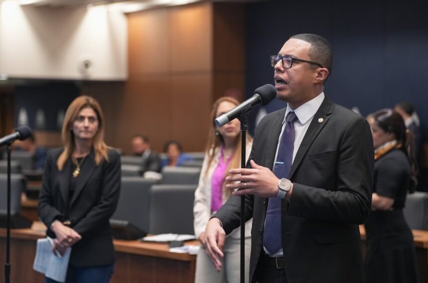 'Batom na cueca': deputado denuncia contrato milionário sem licitação em Niterói