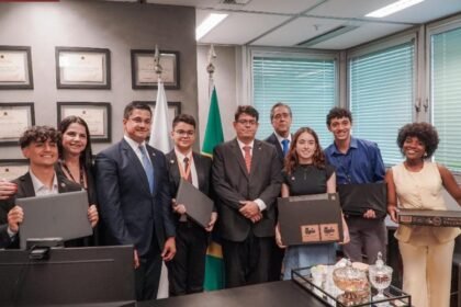 Inclusão digital e protagonismo jovem ganham força na Alerj sob liderança de Rodrigo Bacellar