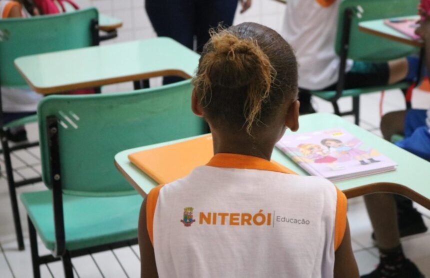 Máfia dos Condomínios: esquema que ameaça donos de imóveis pode se espalhar pelo Brasil O que começou como um fenômeno localizado em Niterói já acende um alerta nacional. Práticas silenciosas e sofisticadas de expropriação judicial de imóveis por dívidas condominiais estão se multiplicando e já podem estar sendo replicadas em outras cidades brasileiras. Por trás de portarias discretas e assembleias silenciosas, um esquema sombrio se desenrola: a chamada "máfia dos condomínios". https://coisasdapolitica.com/cidades/18/10/2025/mafia-dos-condominios-esquema-ameaca-donos-de-imoveis